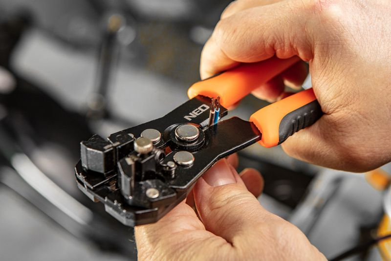 Automatyczny ściągacz izolacji NEO TOOLS 200 mm, czołowy 1 szt