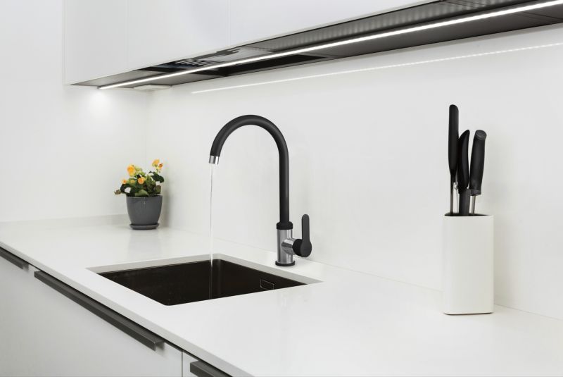Kuchyňská dřezová baterie Invena Iron s otočným výtokem, černá, 1 ks.
