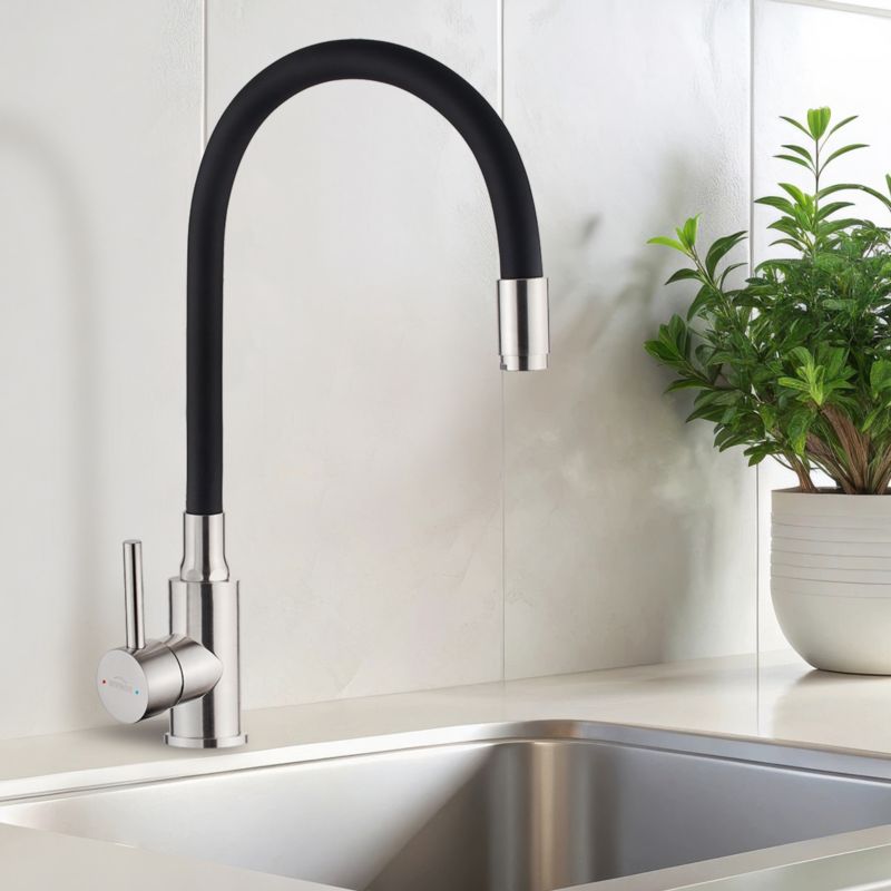Kuchyňská dřezová baterie Invena s flexibilním výtokem Efi, inox/černá 1 ks.