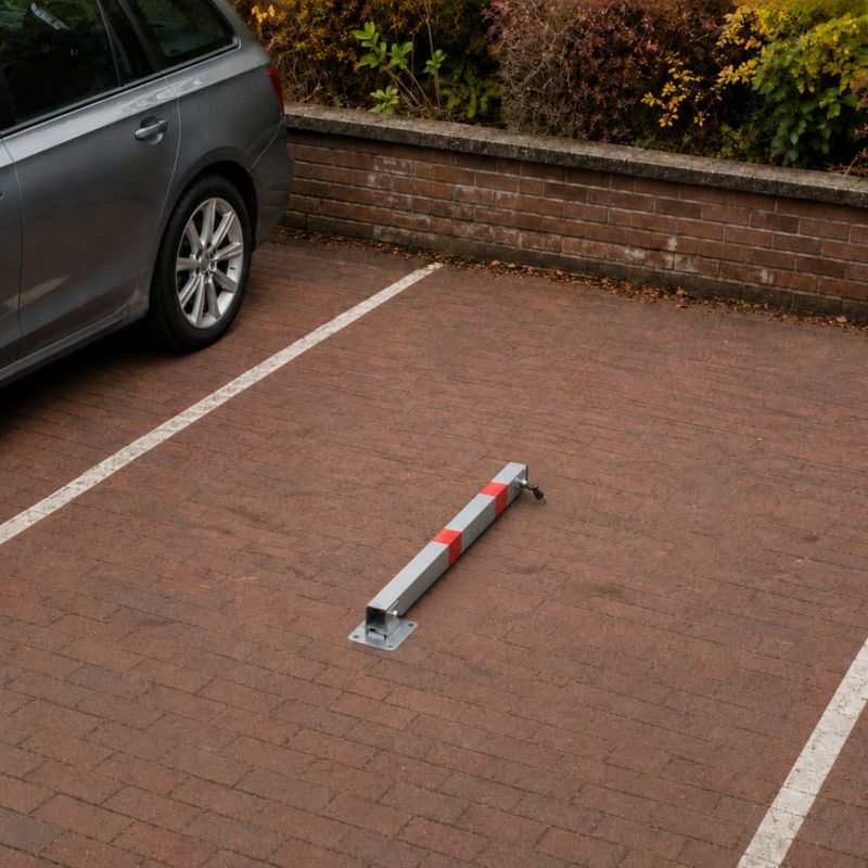Blokada parkingowa KADAX słupkowa składana na kluczyk metalowa czerwono-biała 65cm 1 szt.