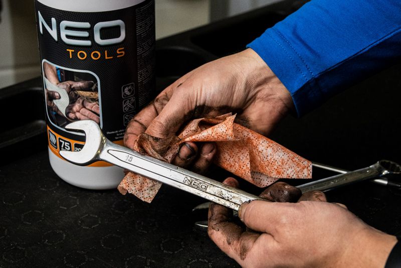 Chusteczki ze ścierniwem NEO TOOLS do mycia rąk oraz czyszczenia powierzchni i narzędzi, słoik 75 szt. 1 kpl.