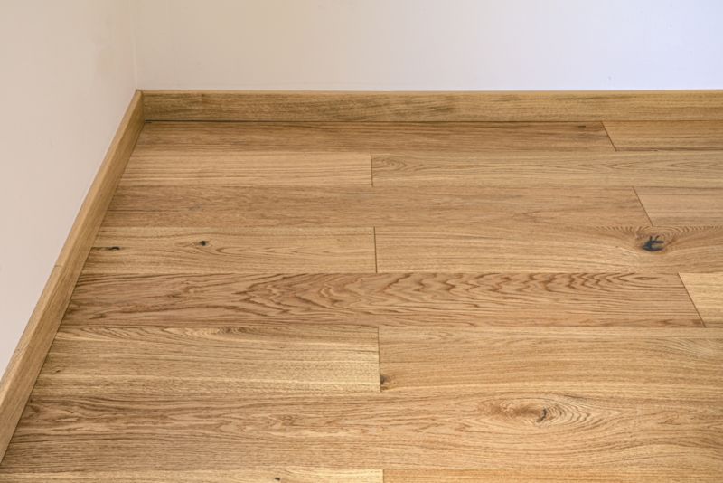 Dubová dýhovaná palubka Zip Knotty, lakovaná, 1,45 m2.