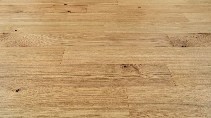 Dubová dýhovaná palubka Zip Knotty, lakovaná, 1,45 m2.