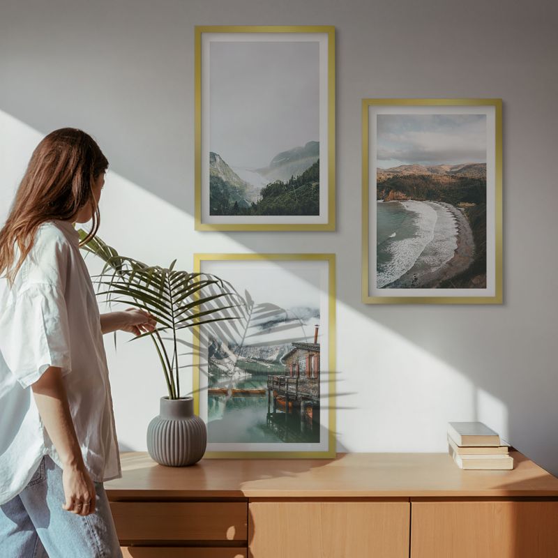 Galeria 3 Obrazów w Złotej Ramie ArtPrintCave 40x60 cm Komplet ścienny Góry plaża chmury woda 1 kpl.