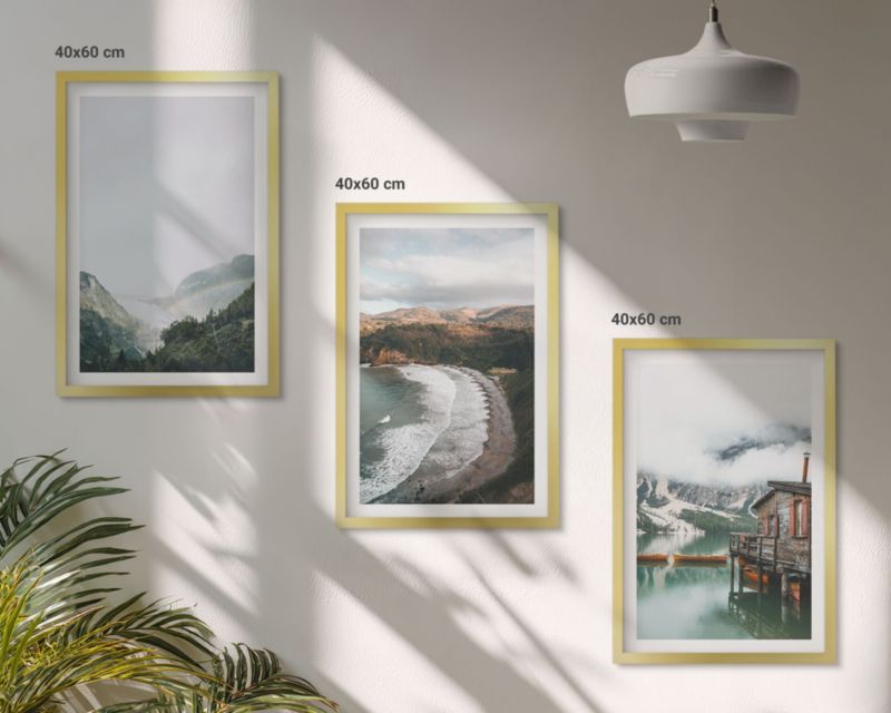 Galeria 3 Obrazów w Złotej Ramie ArtPrintCave 40x60 cm Komplet ścienny Góry plaża chmury woda 1 kpl.