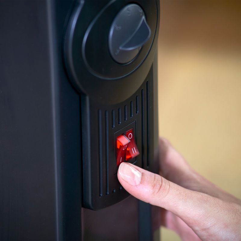 Grzejnik olejowy Black+Decker 2300W czarny z termostatem, kółkami i lampką kontrolną 1 szt.