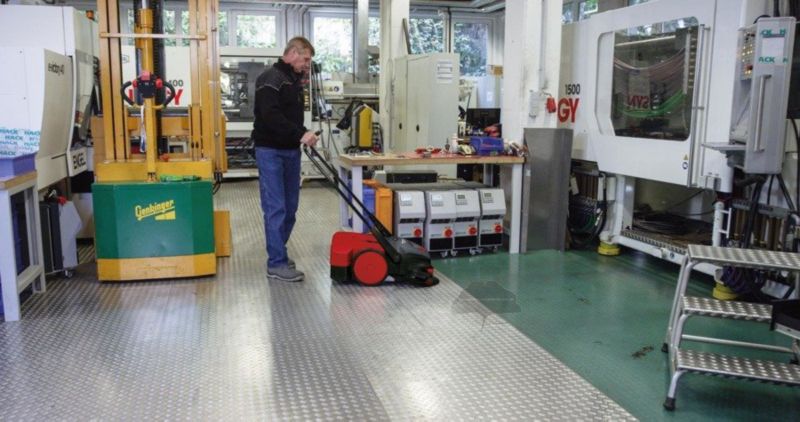Haaga 697 Zamiatarka Elektryczna Akumulatorowa Ręczna Prowadzona Urządzenie Sprzątające System Turbo 97Cm 1szt.