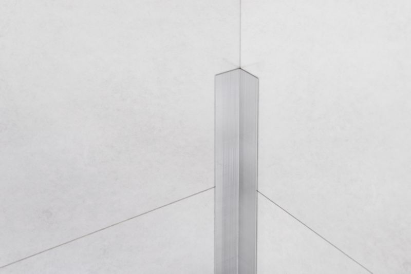 Kątownik wykończeniowy wewnętrzny L Lambro srebrny matowy 2cm x 2cm x 270cm 1 szt.