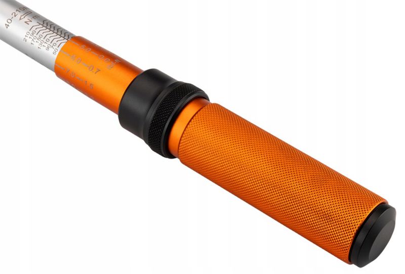 Klucz dynamometryczny NEO TOOLS 40-210Nm, 3 nasadki 17, 19, 21mm, przedłużka, 1 kpl