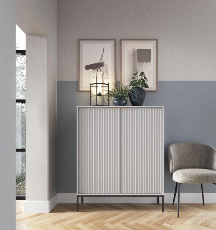 Lahodná komoda INTESI, vysoká žebrovaná šedá komoda se zlatými nohami, moderní do obývacího pokoje, 104 cm, 1 ks.