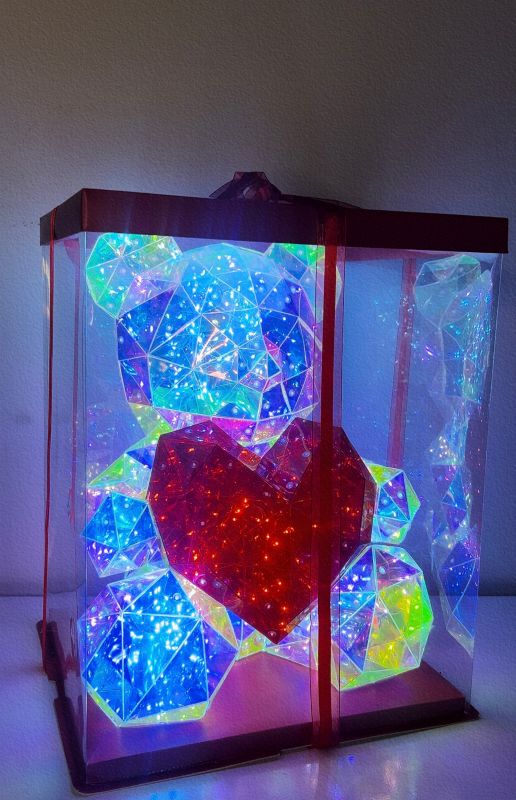 Lampka dekoracyjna LED Lemisie Miś z Sercem, 40 cm, zasilanie USB lub bateryjne, pakowana w pudełko prezentowe, 1 szt.