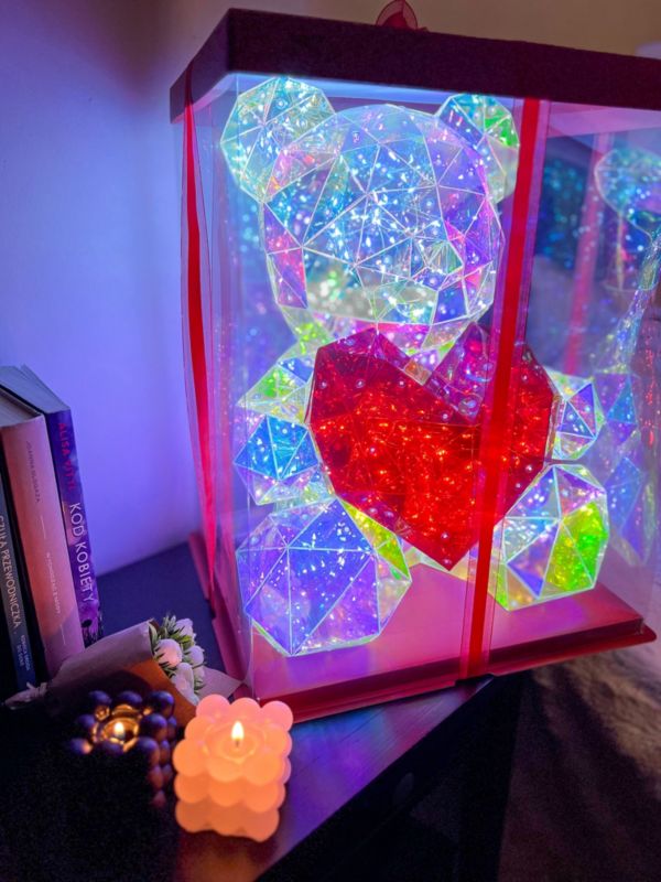 Lampka dekoracyjna LED Lemisie Miś z Sercem, 40 cm, zasilanie USB lub bateryjne, pakowana w pudełko prezentowe, 1 szt.