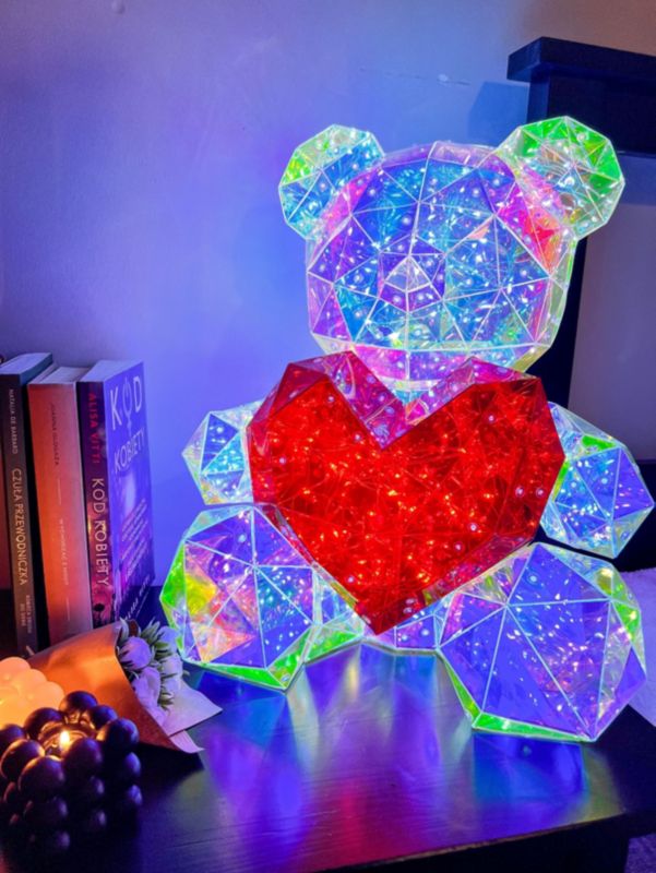 Lampka dekoracyjna LED Lemisie Miś z Sercem, 40 cm, zasilanie USB lub bateryjne, pakowana w pudełko prezentowe, 1 szt.