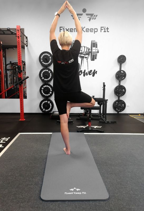 Mata gimnastyczna treningowa do ćwiczeń jogi fitness gruba Fixem 1szt