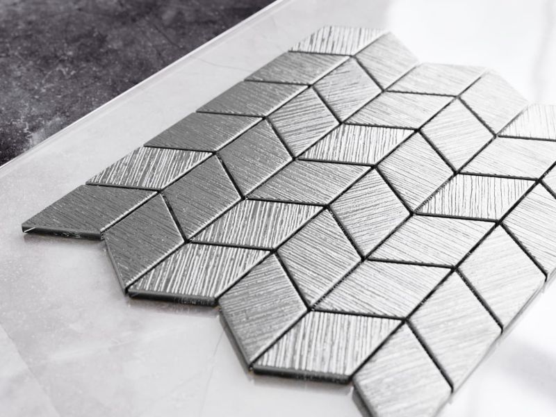 Mozaika szklana Ilcom chevron romb silver srebrna chrom metallic struktura 30.5 x 26.5 cm 1 szt.