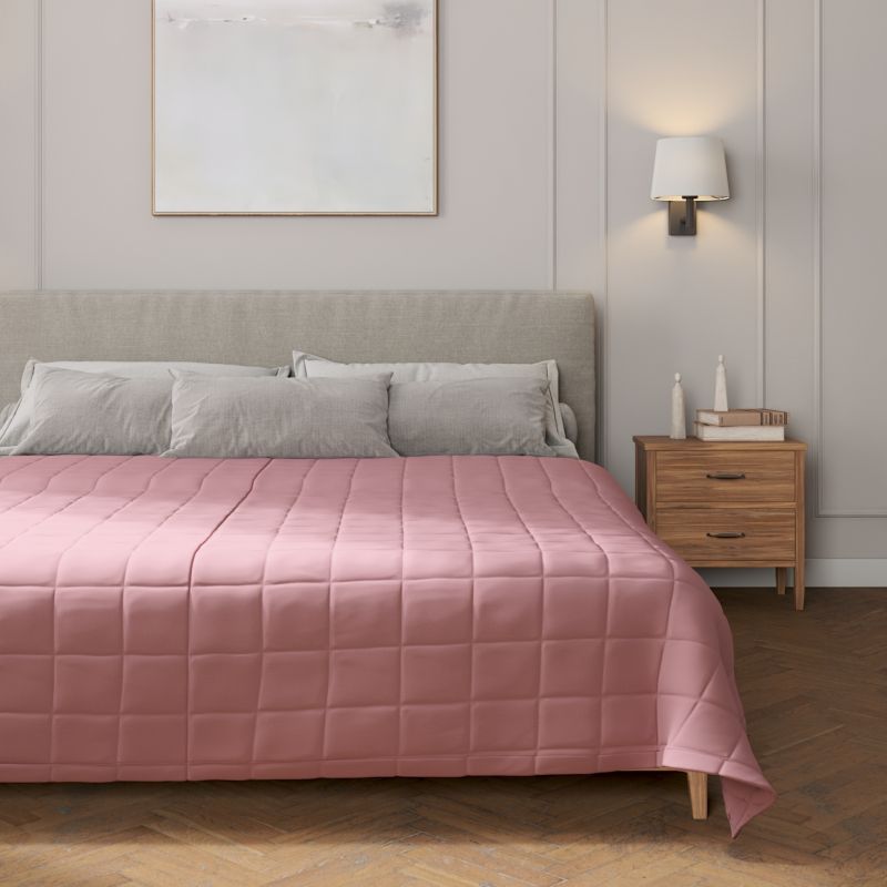 Narzuta pikowana w kratę Dekoria 130 x 210 cm brudny róż 1 szt.