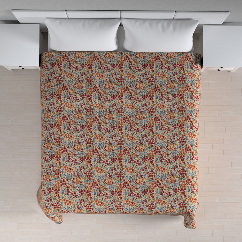 Narzuta pikowana w pasy Dekoria 200 x 210 cm kolorowe drobne kwiaty na beżowym tle 1 szt.