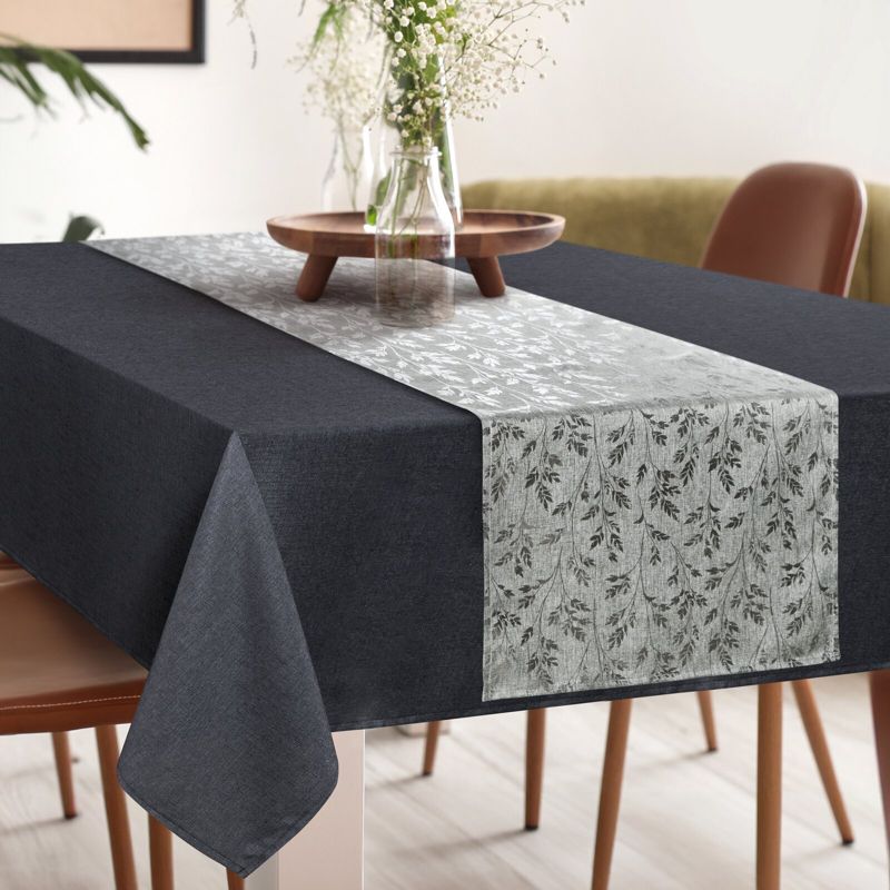 Obrus ANITA 6 Eurofirany 140 x 180 cm z bieżnikiem 33 x 180 cm stalowo srebrny zdobiony delikatnym wzorem liści 1 szt.