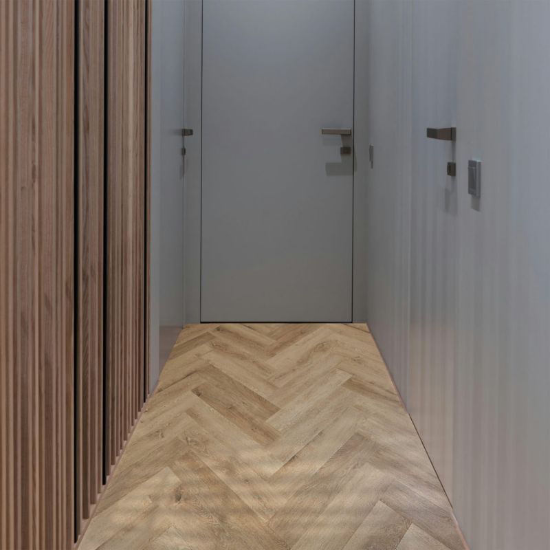 Panele winylowe MODULARI EIR AMBER OAK 94259 herringbone, dryback, klejone do podłoża, do hoteli, do domów i apartamentów 2,3m2