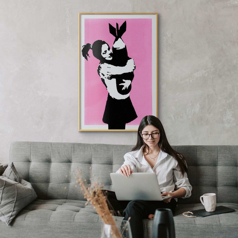 Plakat Artgeist Bombowy uścisk 60x90 cm z ramą złotą 1 szt