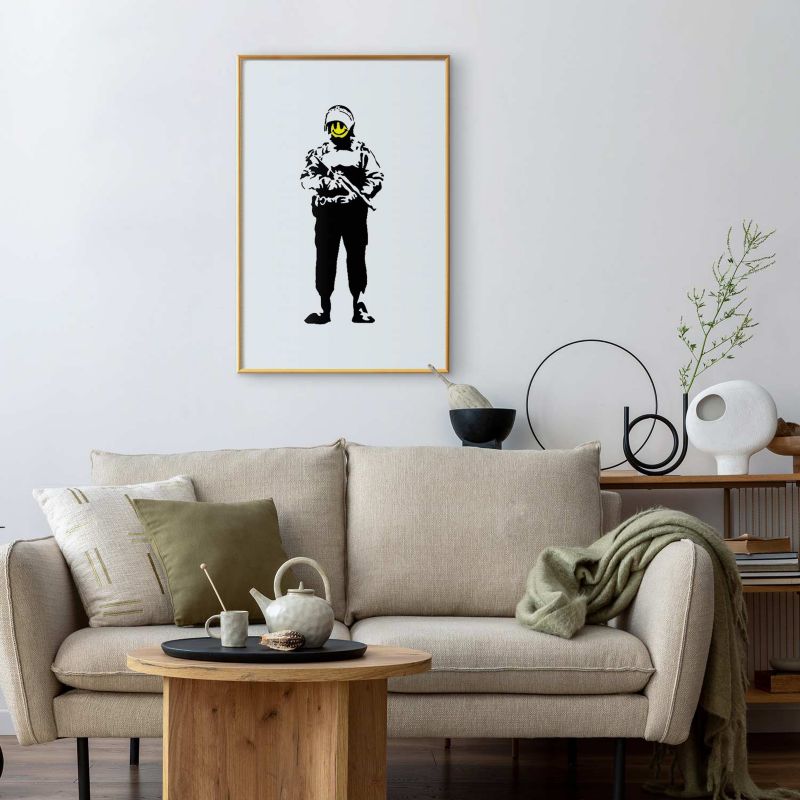Plakat Artgeist Uśmiechnięty policjant 40x60 cm z ramą złotą 1 szt