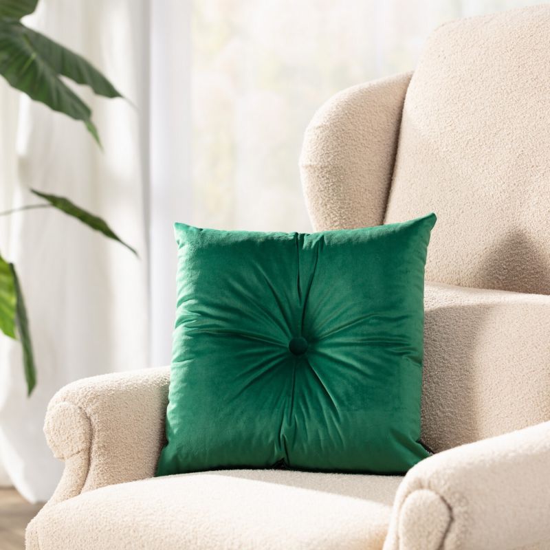 Poduszka kwadratowa Velvet z guzikiem Dekoria Velvet 37 x 37cm butelkowa zieleń 1 szt.