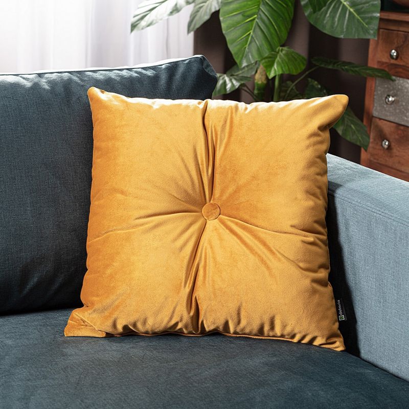 Poduszka kwadratowa Velvet z guzikiem Dekoria Velvet 37 x 37cm miodowy 1 szt.