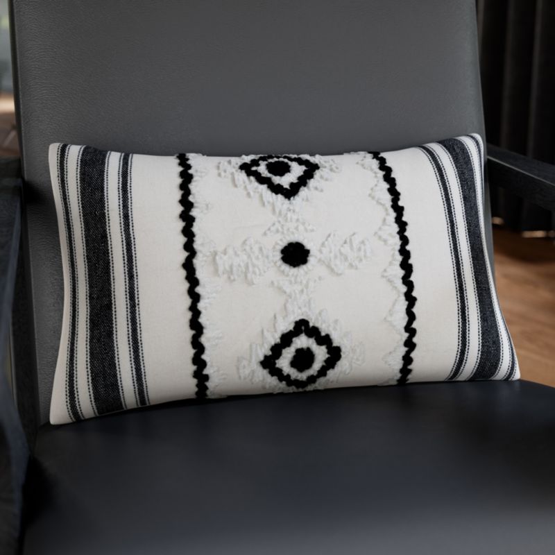 Poszewka GoodHome Navajo 30 x 50 cm kremowo-czarna