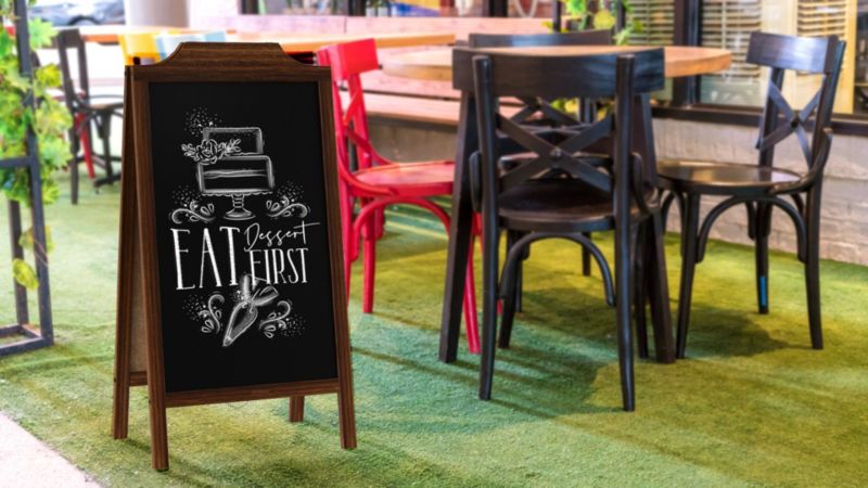 Potykacz kredowy z górną listwą w kształcie fali 100x50 cm ALLboards rama klasyczny brąz 1 szt.