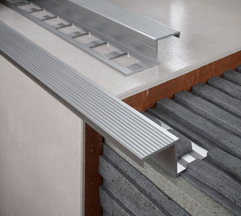 Profil aluminiowy schodowy Diall prosty surowe aluminium 2,5 m