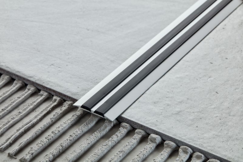 Profil progowy płaski szeroki z gumą Cezar Srebrny 2000x45x3,5mm aluminiowy 1 szt.