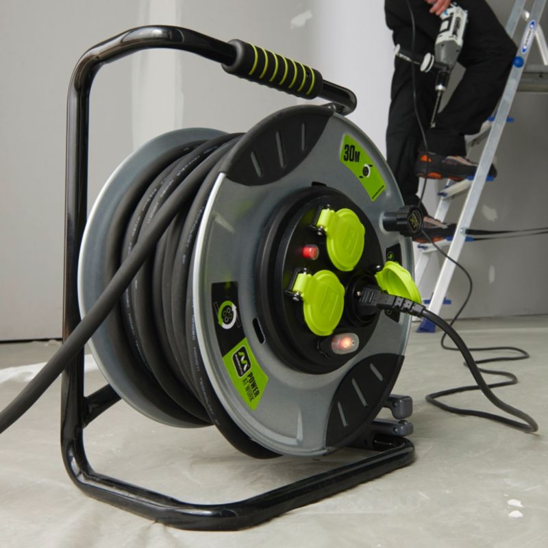 Przedłużacz bębnowy Masterplug metalowy 3 x 2,5 mm2 30 m
