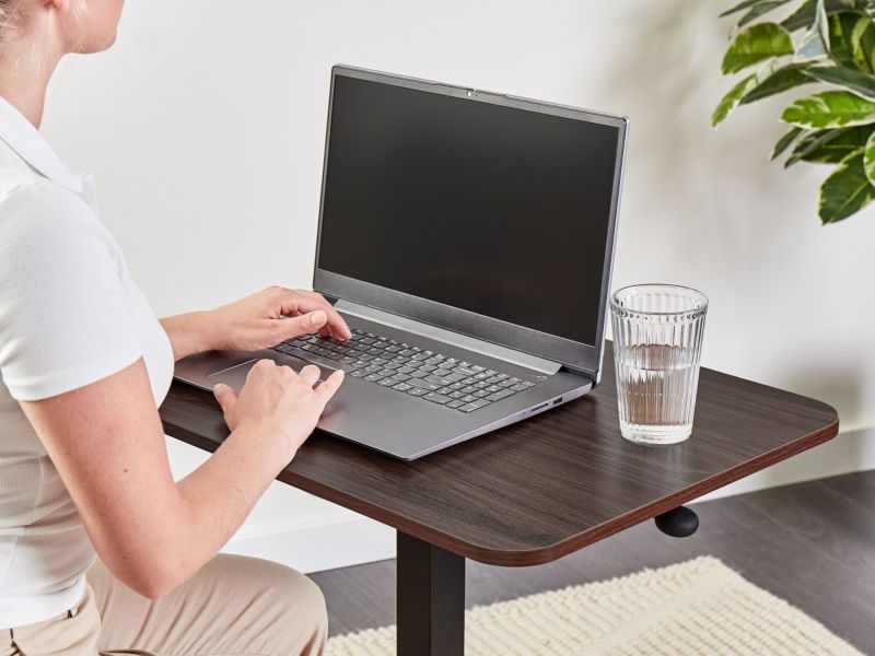 Regulowany stolik pod laptopa 65 x 48 cm ciemne drewno Academia 1 szt.