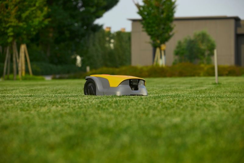 Robot koszący Stiga 1500 m² GPS & kamera AI bezprzewodowy Wi-Fi 24° 18 cm