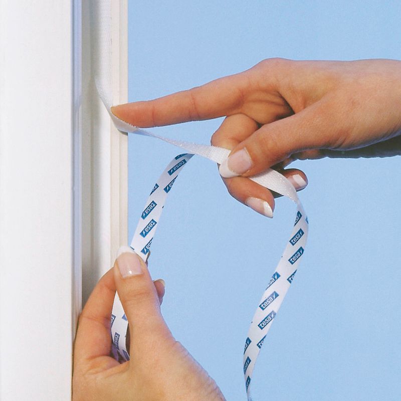 Samolepící suchý zip pro moskytiéru Tesa Comfort 10 mm x 5,6 m.