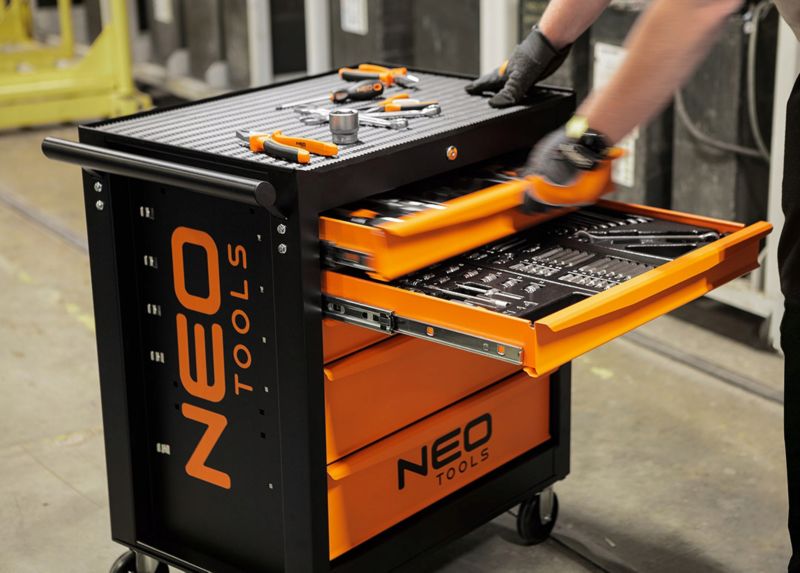 Szafka narzędziowa NEO TOOLS wózek narzędziowy z wyposażeniem 169