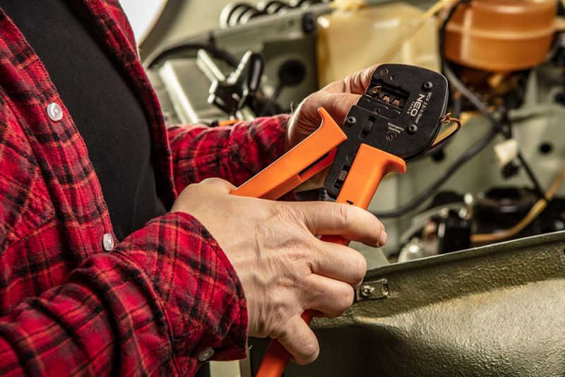 Szczypce NEO TOOLS do zaciskania konektorów fotowoltaicznych MC4 1 szt