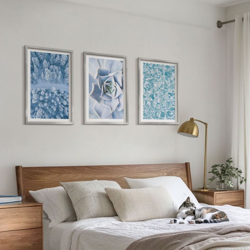 Tryptyk w Ramie Wallfluent Zimowy las niebieski kwiat woda Srebrna rama 40x60 cm 3 szt.