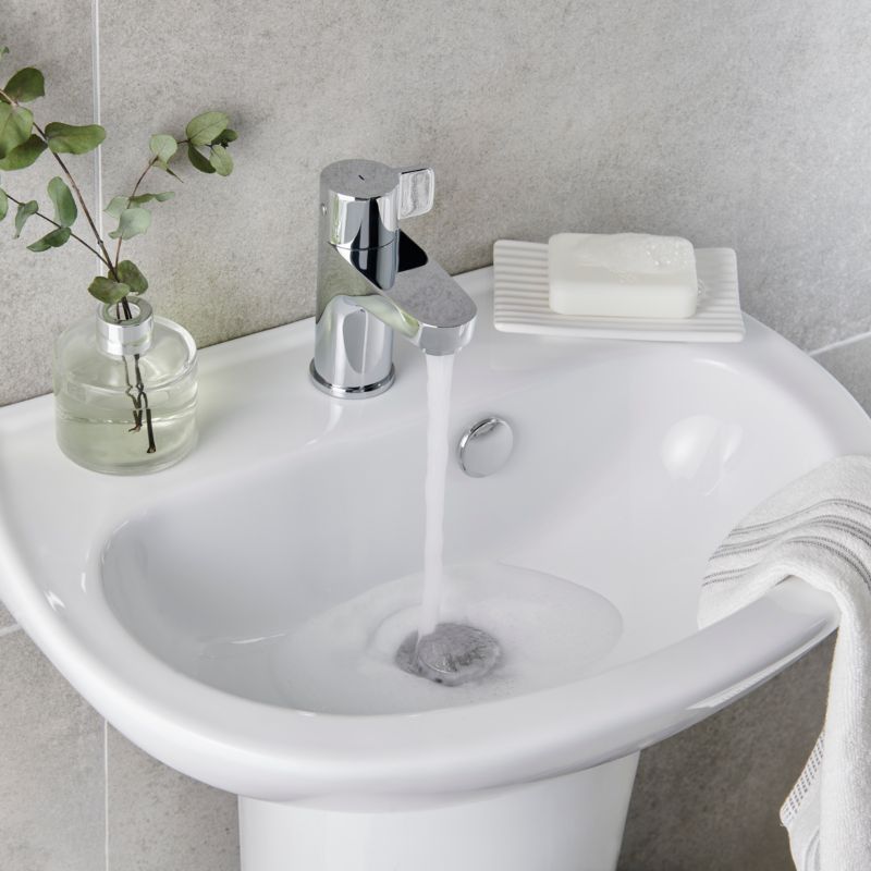 Umywalka ścienna ceramiczna GoodHome Zuari 46 x 34 cm biała z otworem na armaturę