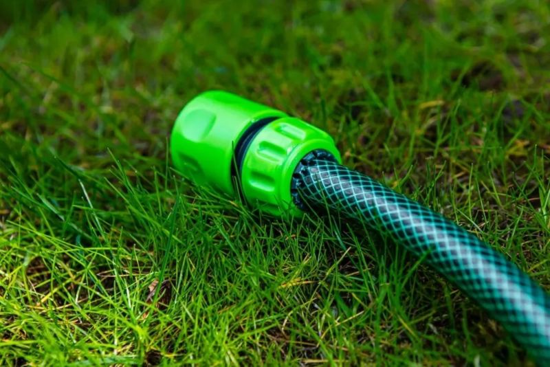 Wąż ogrodowy na małym bębnie ze zraszaczem i złączkami VERTO, 30 m, 1/2", 1 kpl.
