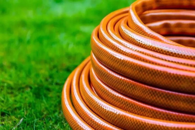 Wąż ogrodowy na małym bębnie ze zraszaczem prostym i złączkami NEO TOOLS, 50 m, 1/2", 1 kpl.