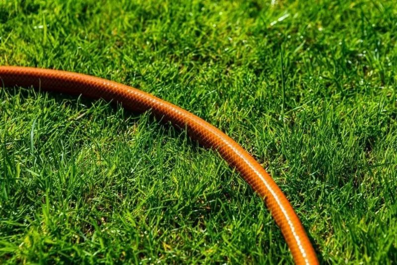 Wąż ogrodowy na małym bębnie ze zraszaczem prostym i złączkami NEO TOOLS, 50 m, 1/2", 1 kpl.