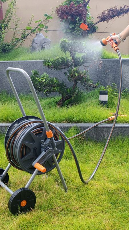 Wąż ogrodowy nawinięty na bębnie z pistoletem zraszającym i złączkami NEO TOOLS  30m 1/2" 1 kpl