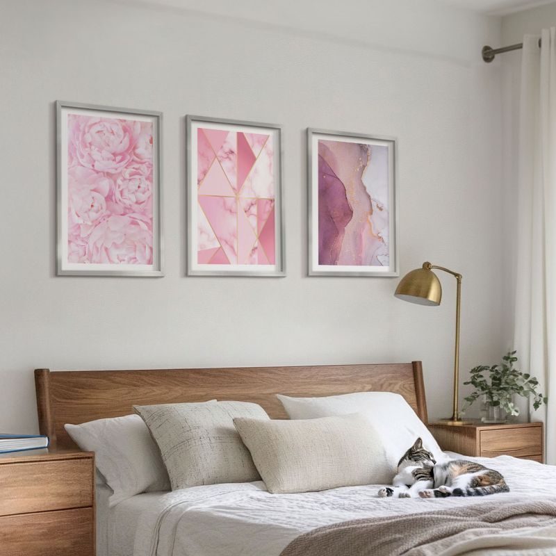 Zestaw 3 obrazów w srebrnej ramie Tulup 40x60 cm Różowe piwonie geometryczne Obrazy w srebrnej ramie 1 kpl