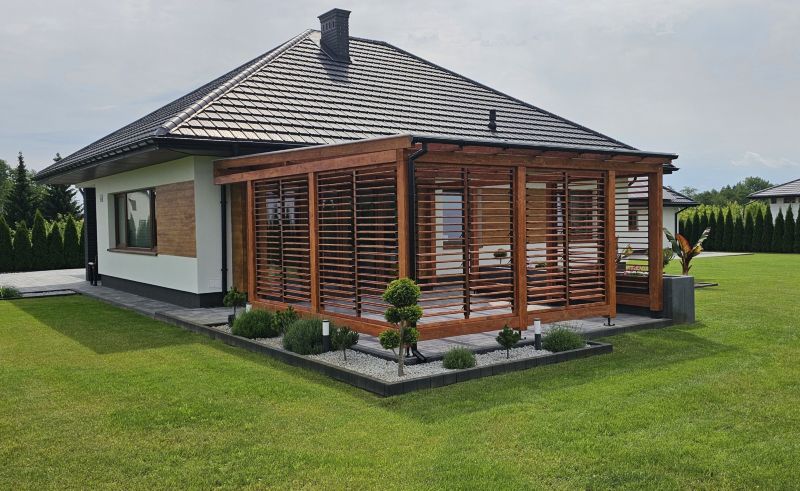 Zestaw żaluzji tarasowych drewnianych WOODINO Stalowy mechanizm ANTRACYT + 12 desek - Świerk - Szerokość desek: 100 cm - 1 komplet